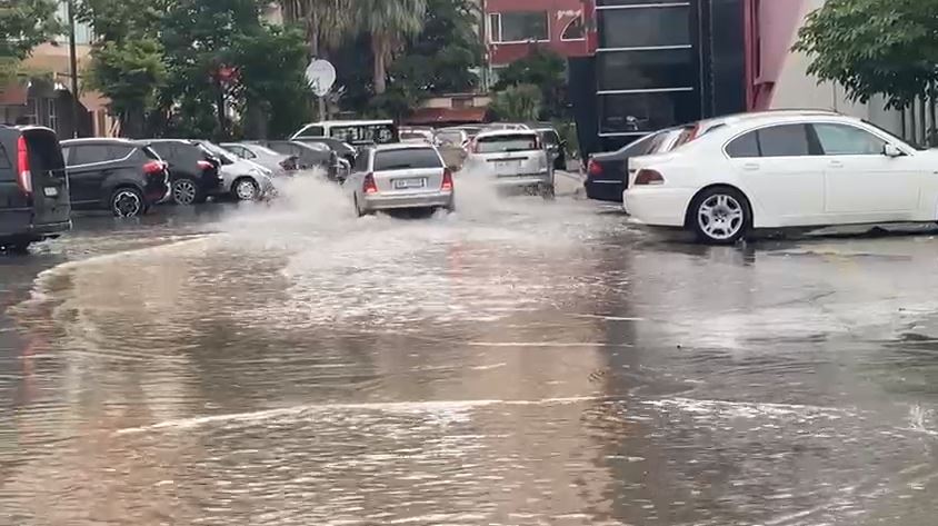 Reshjet e dendura shkaktojne permbytje ne Vlore, deme ne banesa e biznese